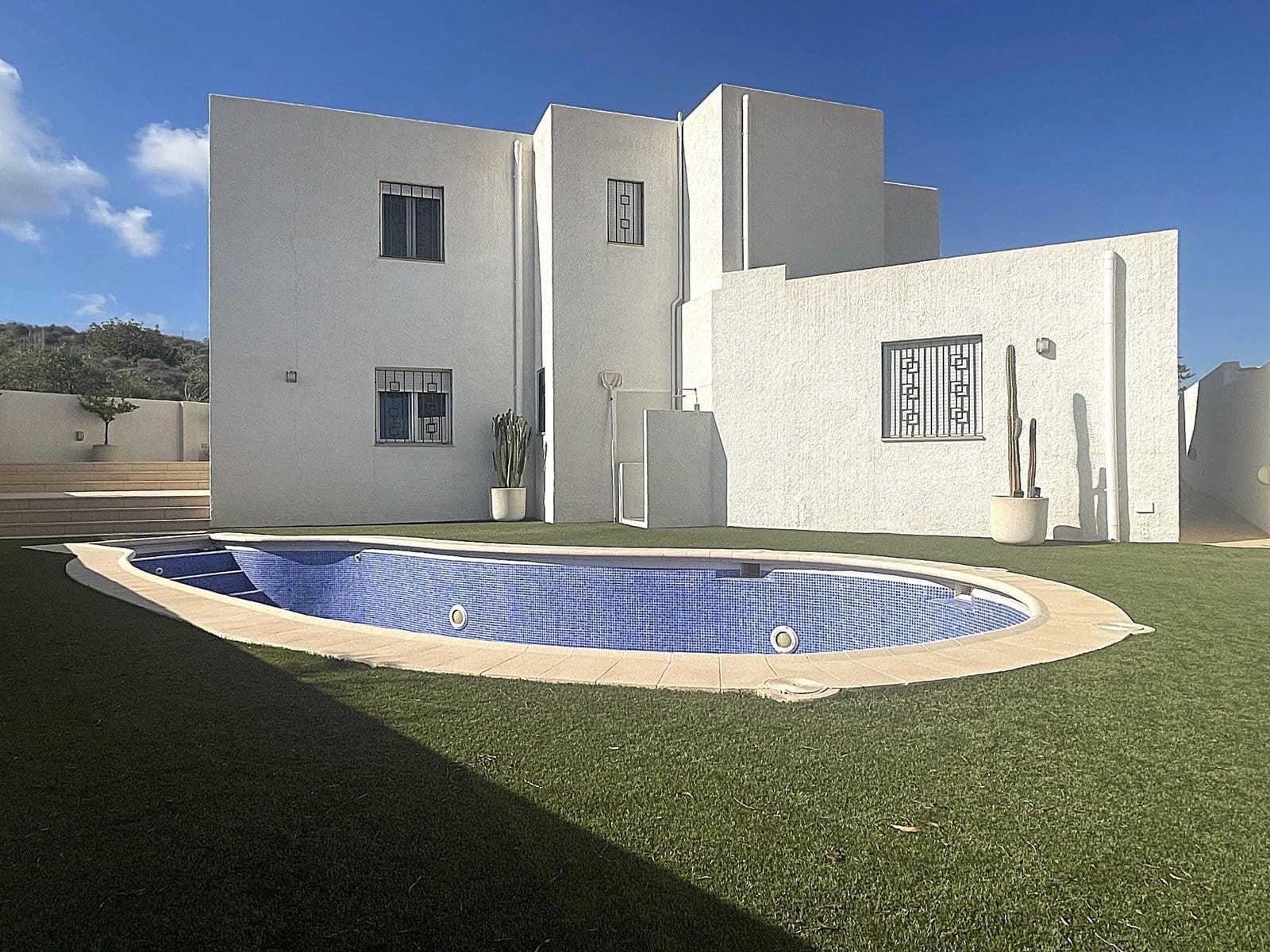 Zwembad en vooraanzicht van villa in Mojacar in Spanje