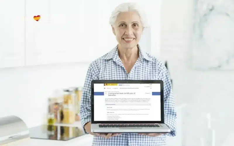 Gepensioneerde dame die een opengeplooide laptop draagt.