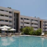 Gemeenschappelijk zwembad en vooraanzicht van nieuwbouw appartement in Estepona in Spanje, gelegen aan de  Costa del Sol-West