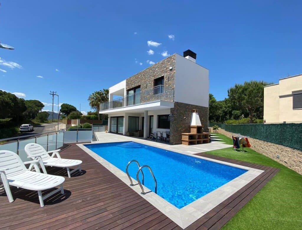 Zwembad van villa in Sant Feliu de Guixols in Spanje
