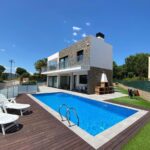 Zwembad van villa in Sant Feliu de Guixols in Spanje