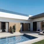 Terras en zwembad van nieuwbouw villa in San Miguel De Salinas in Spanje, gelegen aan de  Costa Blanca-Zuid