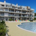 Gemeenschappelijk zwembad en vooraanzicht van nieuwbouw appartement in Denia in Spanje, gelegen aan de  Costa Blanca-Noord
