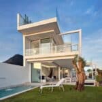 Vooraanzicht van nieuwbouw villa in Marbella in Spanje, gelegen aan de  Costa del Sol-West