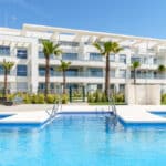 Gemeenschappelijk zwembad en vooraanzicht van nieuwbouw appartement in Mijas Costa in Spanje, gelegen aan de  Costa del Sol-Centro