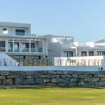 Vooraanzicht van nieuwbouw villa in Mijas Costa in Spanje, gelegen aan de  Costa del Sol-Centro