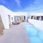 Terras en zwembad van nieuwbouw huis in Roldan in Spanje, gelegen aan de  Costa Cálida