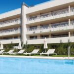 Gemeenschappelijk zwembad en vooraanzicht van nieuwbouw appartement in San Pedro Alcantara in Spanje, gelegen aan de  Costa del Sol-West