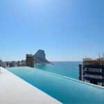 Zeezicht en zwembad van nieuwbouw appartement in Calpe in Spanje, gelegen aan de  Costa Blanca-Noord