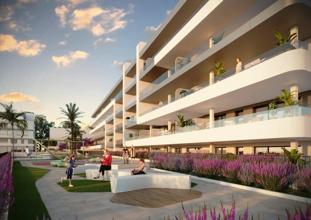 Gemeenschappelijke tuin en vooraanzicht van nieuwbouw appartement in Mutxamel in Spanje, gelegen aan de  Costa Blanca-Noord
