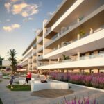 Gemeenschappelijke tuin en vooraanzicht van nieuwbouw appartement in Mutxamel in Spanje, gelegen aan de  Costa Blanca-Noord