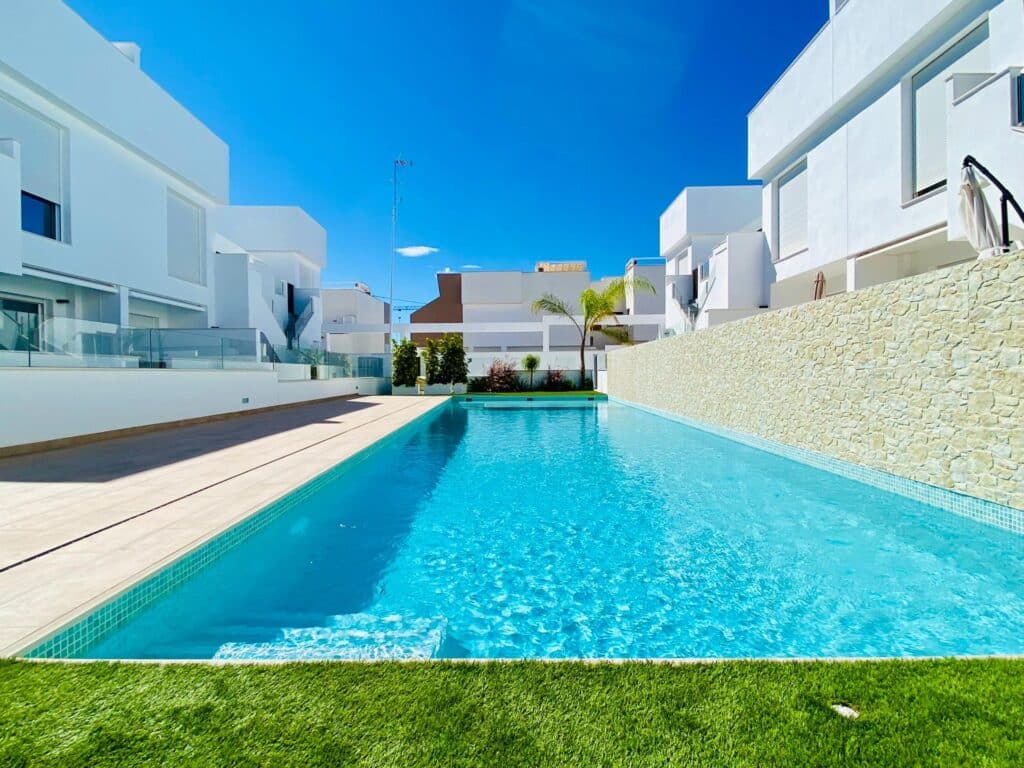 Gemeenschappelijk zwembad van nieuwbouw appartement in Pilar De La Horadada in Spanje, gelegen aan de  Costa Blanca-Zuid