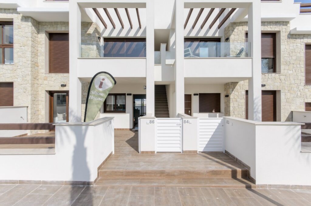 Vooraanzicht van nieuwbouw appartement in Torrevieja in Spanje, gelegen aan de  Costa Blanca-Zuid