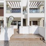 Vooraanzicht van nieuwbouw appartement in Torrevieja in Spanje, gelegen aan de  Costa Blanca-Zuid