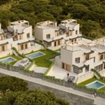 Luchtfoto van nieuwbouw huis in Polop in Spanje, gelegen aan de  Costa Blanca-Noord