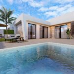 Terras en zwembad van nieuwbouw huis in Torre-Pacheco in Spanje, gelegen aan de  Costa Cálida