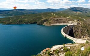 Luchtfoto van een stuwmeer in Spanje gevuld met water