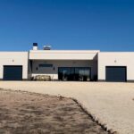 Vooraanzicht van nieuwbouw villa in Pinoso in Spanje, gelegen aan de  Costa Blanca-Zuid