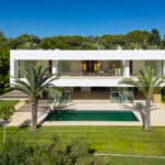 Zwembad en vooraanzicht van nieuwbouw villa in Casares (29690) in Spanje, gelegen aan de  Costa del Sol-West