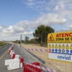 Zicht op de weg en fietsbaan in aanleg