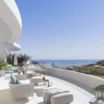 Zeezicht en terras van nieuwbouw appartement in San Roque in Spanje, gelegen aan de  Costa del Sol-West
