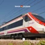 Trein die via spoorlijn voorbij rijdt