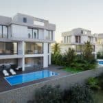 Zwembad en vooraanzicht van in Estepona in Spanje, gelegen aan de  Costa del Sol-West
