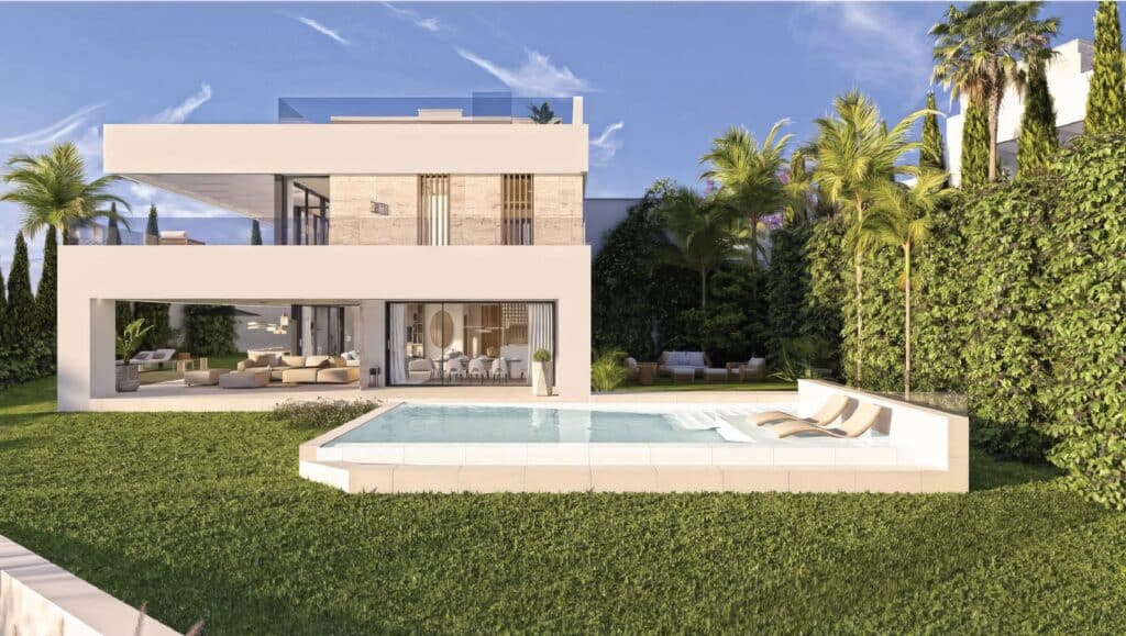 Zwembad en vooraanzicht van nieuwbouw villa in Manilva in Spanje, gelegen aan de  Costa del Sol-West