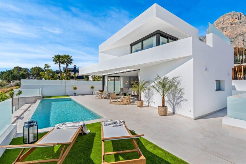 Terras en zwembad van in Polop in Spanje, gelegen aan de  Costa Blanca-Noord