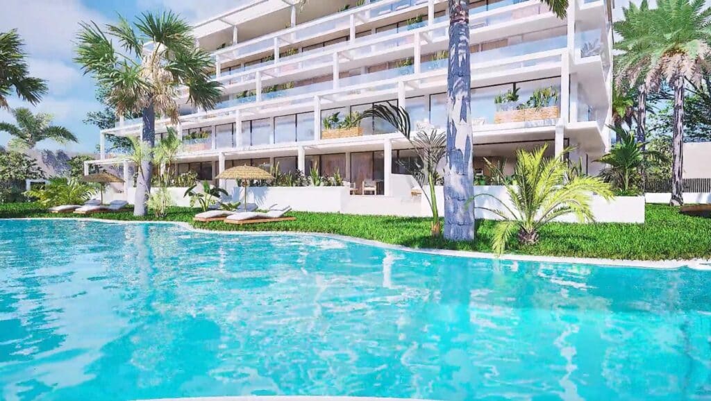Gemeenschappelijk zwembad en vooraanzicht van nieuwbouw appartement in Mar de Cristal in Spanje, gelegen aan de  Costa Cálida