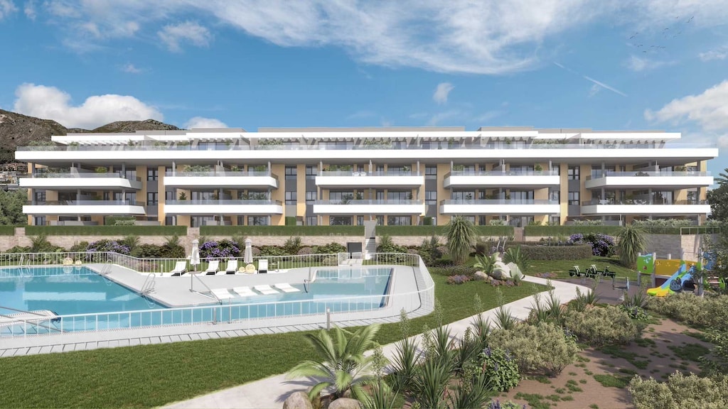 Gemeenschappelijk zwembad en vooraanzicht van nieuwbouw appartement in Torremolinos in Spanje, gelegen aan de  Costa del Sol-Centro