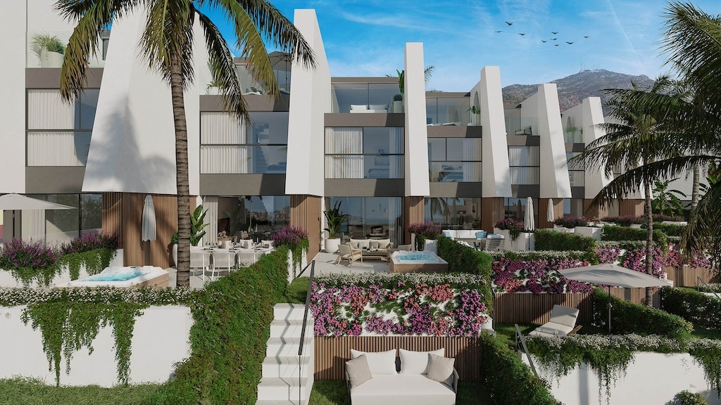 Vooraanzicht van nieuwbouw huis in Fuengirola in Spanje, gelegen aan de  Costa del Sol-Centro