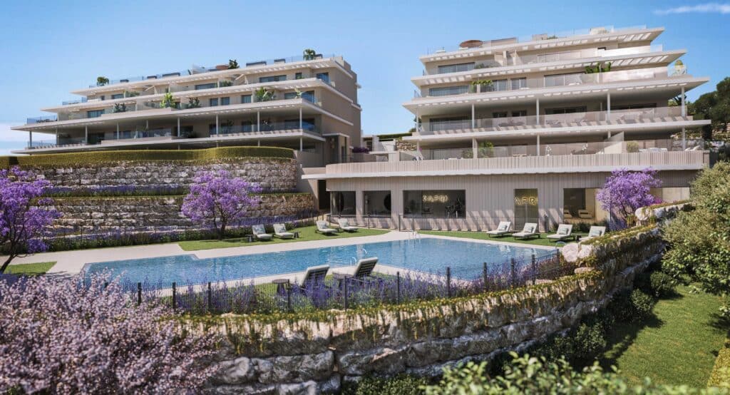 Gemeenschappelijk zwembad en vooraanzicht van in Estepona in Spanje, gelegen aan de  Costa del Sol-West