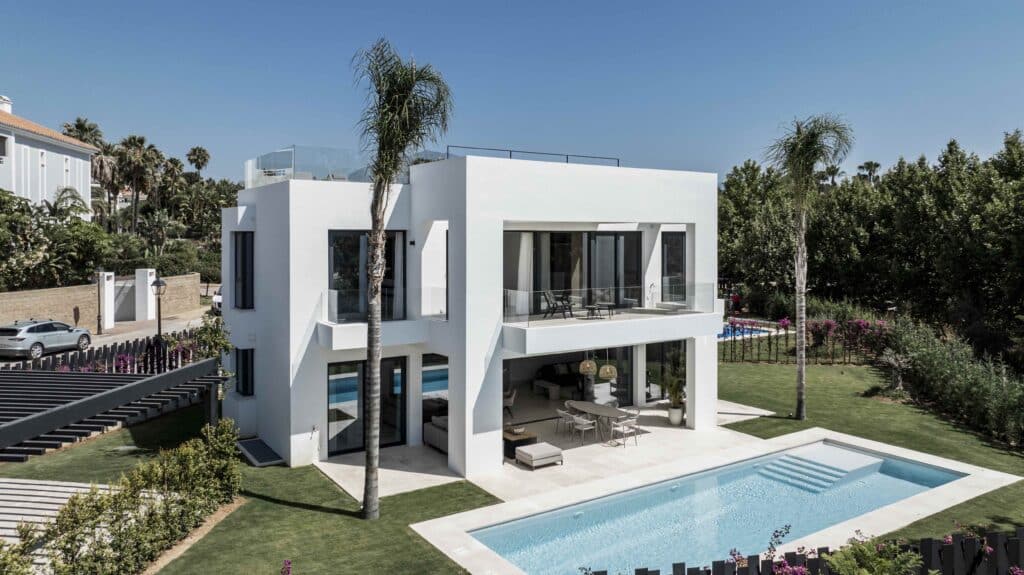 Zwembad en vooraanzicht van in Estepona in Spanje, gelegen aan de  Costa del Sol-West