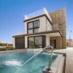 Zwembad en vooraanzicht van in Orihuela-Costa in Spanje, gelegen aan de  Costa Blanca-Zuid