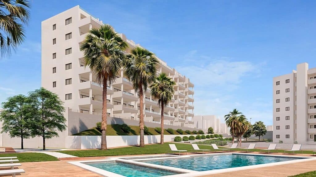 Gemeenschappelijk zwembad en vooraanzicht van in San Miguel De Salinas in Spanje, gelegen aan de  Costa Blanca-Zuid