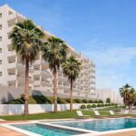 Gemeenschappelijk zwembad en vooraanzicht van in San Miguel De Salinas in Spanje, gelegen aan de  Costa Blanca-Zuid