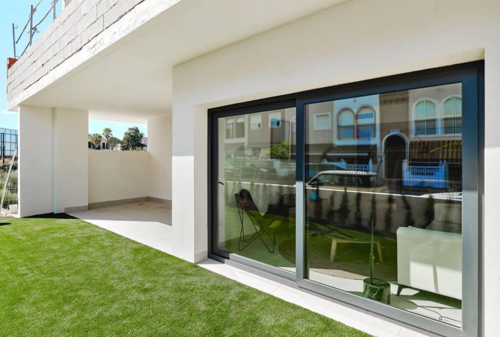 Terras en tuin van in Torrevieja in Spanje, gelegen aan de  Costa Blanca-Zuid