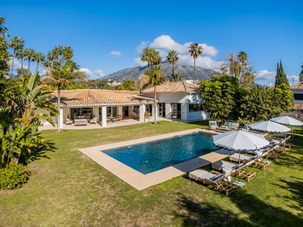 Tuin en zwembad van nieuwbouw villa in Nueva Andalucia in Spanje, gelegen aan de  Costa del Sol-West