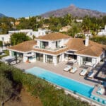 Luchtfoto van nieuwbouw villa in Nueva Andalucia in Spanje, gelegen aan de  Costa del Sol-West