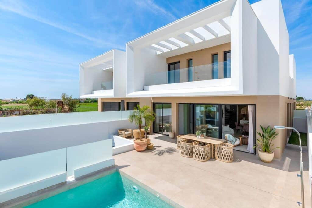 Zwembad en vooraanzicht van in Dolores in Spanje, gelegen aan de  Costa Blanca-Zuid