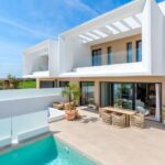 Zwembad en vooraanzicht van in Dolores in Spanje, gelegen aan de  Costa Blanca-Zuid