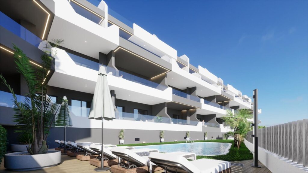 Gemeenschappelijk zwembad en vooraanzicht van nieuwbouw appartement in Benijofar in Spanje, gelegen aan de  Costa Blanca-Zuid