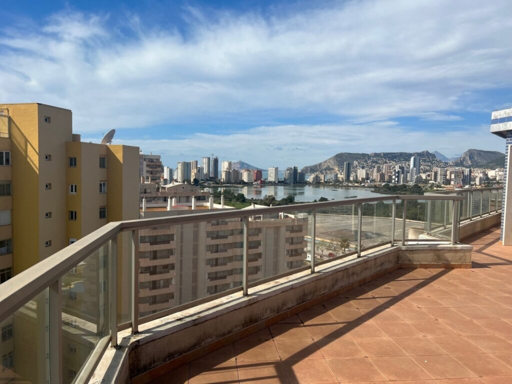 Zeezicht en terras van nieuwbouw appartement in Calpe in Spanje, gelegen aan de  Costa Blanca-Noord