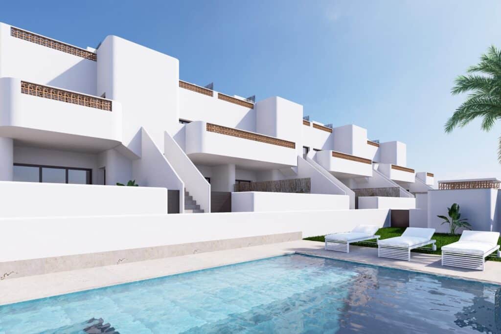 Gemeenschappelijk zwembad van nieuwbouw appartement in Dolores in Spanje, gelegen aan de  Costa Blanca-Zuid