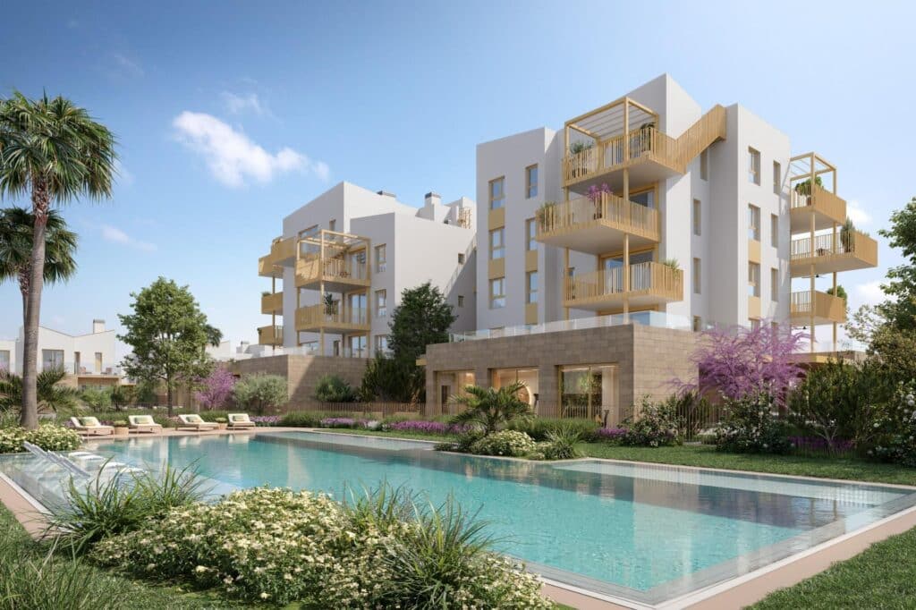 Gemeenschappelijk zwembad en vooraanzicht van nieuwbouw appartement in El Verger in Spanje