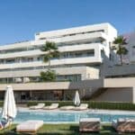 Gemeenschappelijk zwembad en vooraanzicht van nieuwbouw appartement in Estepona in Spanje, gelegen aan de  Costa del Sol-West