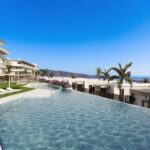 Zeezicht en gemeenschappelijk zwembad van nieuwbouw appartement in Mutxamel in Spanje, gelegen aan de  Costa Blanca-Noord