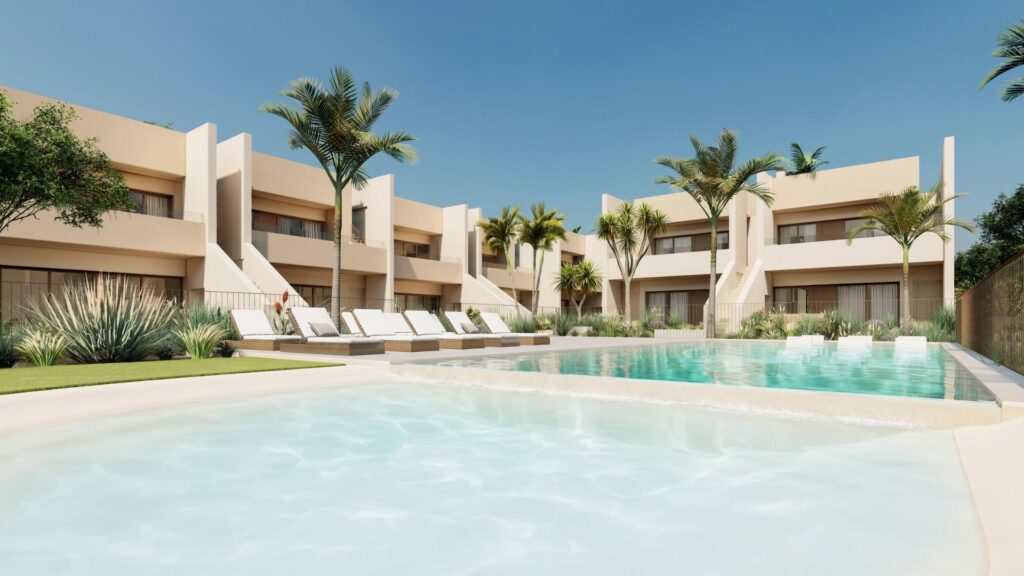 Gemeenschappelijk zwembad en vooraanzicht van nieuwbouw appartement in San Javier in Spanje, gelegen aan de  Costa Cálida