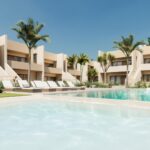 Gemeenschappelijk zwembad en vooraanzicht van nieuwbouw appartement in San Javier in Spanje, gelegen aan de  Costa Cálida